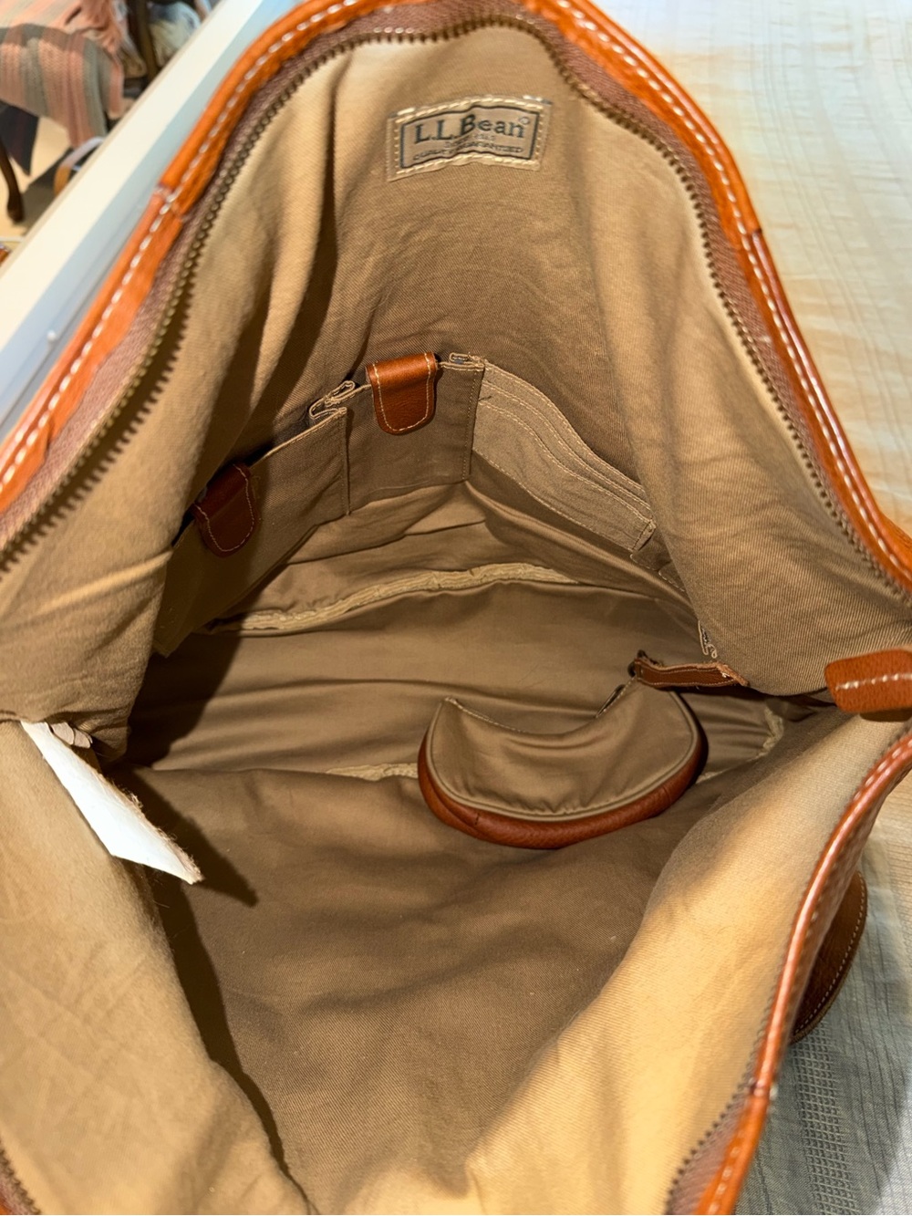 Vintage L.L. Bean pebble-grain leather tote bag features a fold-over top closure - Picture 6 of 16